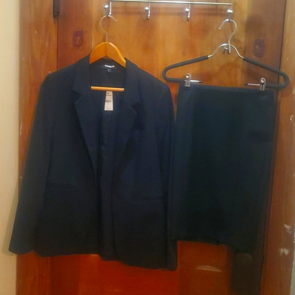 Express skirt suit